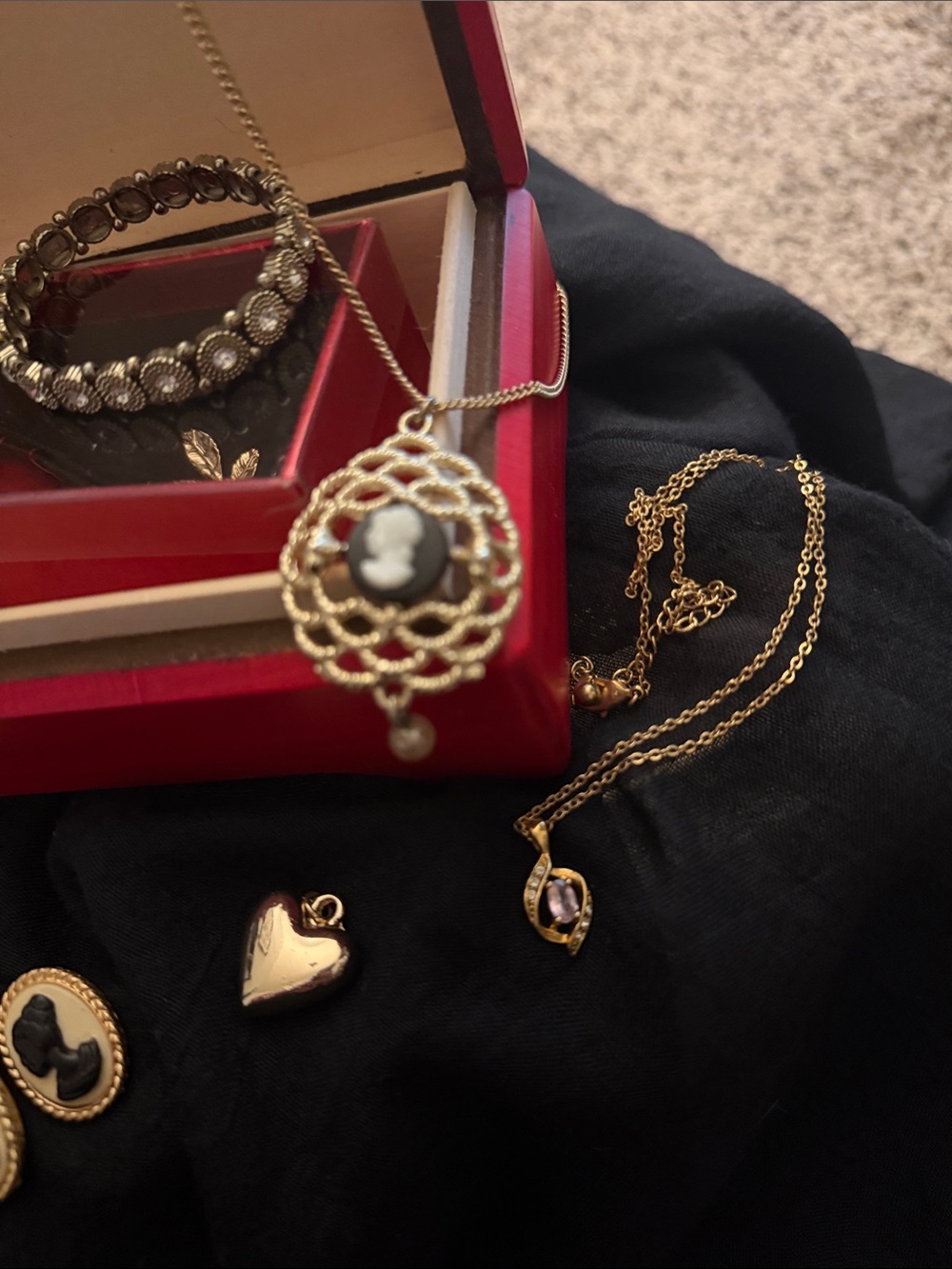 Lot of Gold Tone Jewelry - Picture 3 of 6